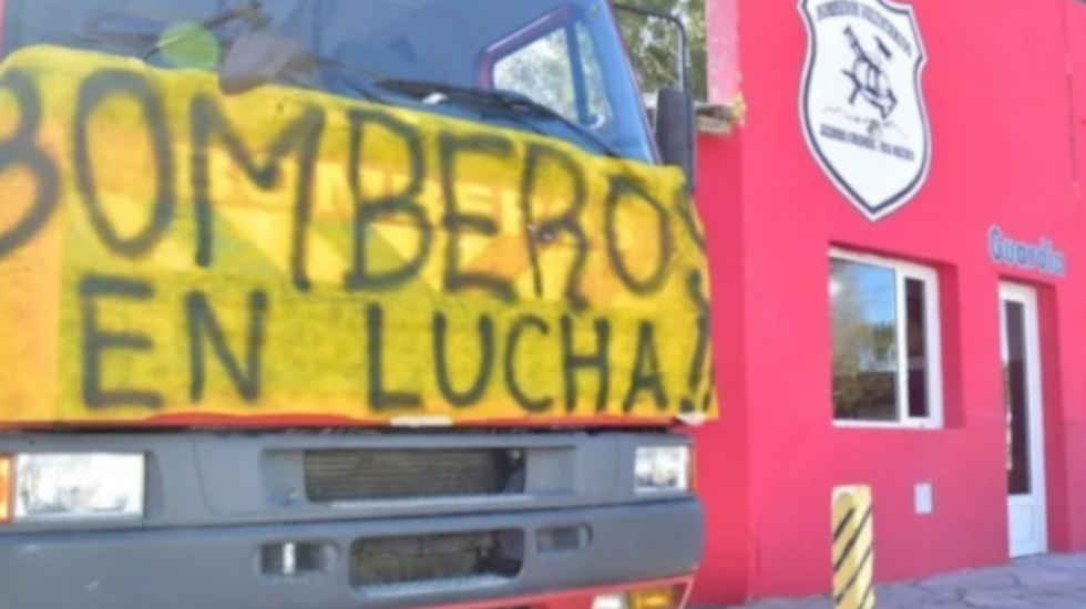 bomberos voluntarios piden sacar a efectivo policial del cuartel