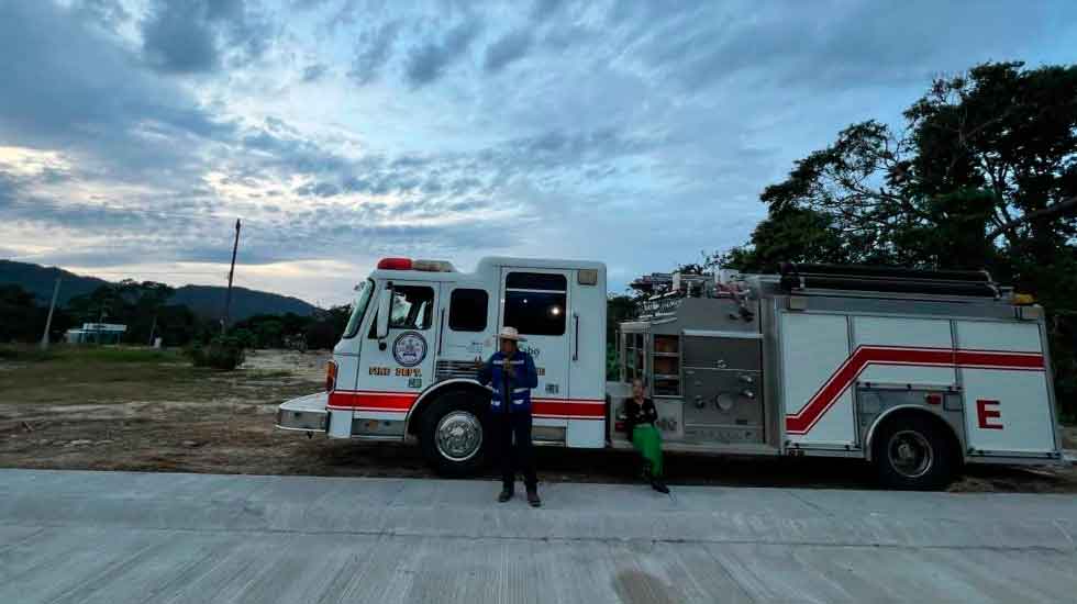 Donan camión de bomberos al municipio de Cabo Corrientes