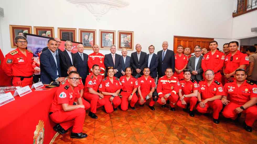 Bomberos del Perú recibirán 50 mil becas para su formación integral