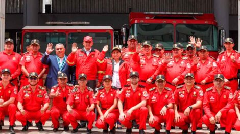 Entregan vehículos y equipos al Cuerpo General de Bomberos