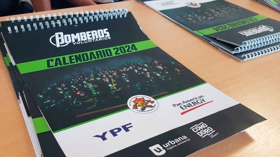 Bomberos sacaron a la venta los Almanaques 2024 para recaudar fondos
