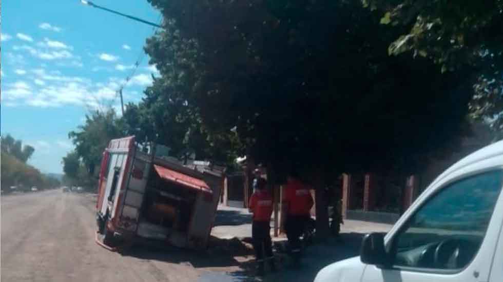 Cedió el pavimento y "se tragó" un camión de bomberos