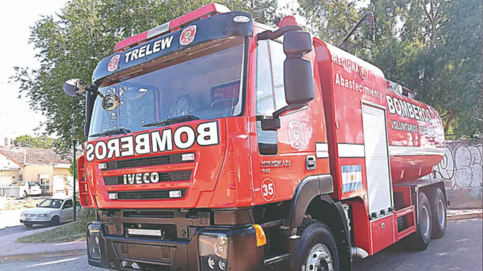 Bomberos de Trelew presentaron nueva autobomba y equipamiento