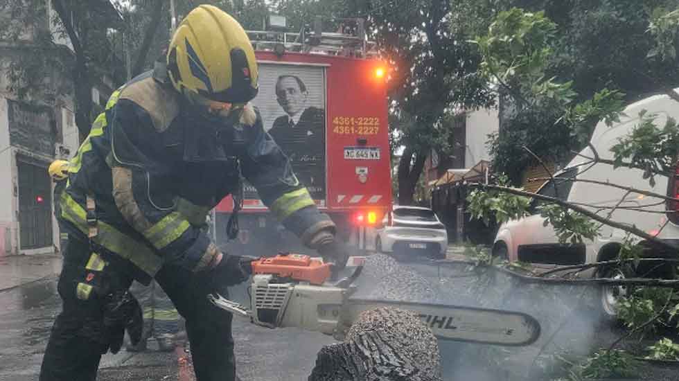 Bomberos Voluntarios sin descanso frente a los fuertes vientos y lluvias