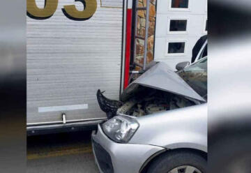 Vehículo remis colisionó contra un camión de bomberos