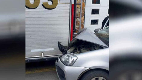 Vehículo remis colisionó contra un camión de bomberos