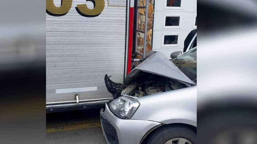 Vehículo remis colisionó contra un camión de bomberos