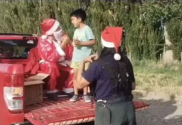 Papá Noel y Bomberos Voluntarios repartieron regalos