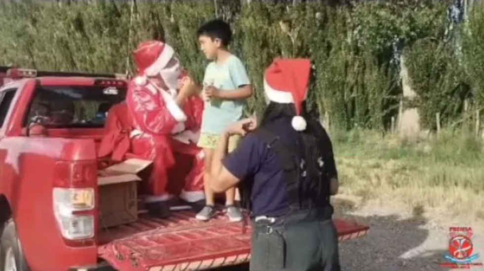 Papá Noel y Bomberos Voluntarios repartieron regalos