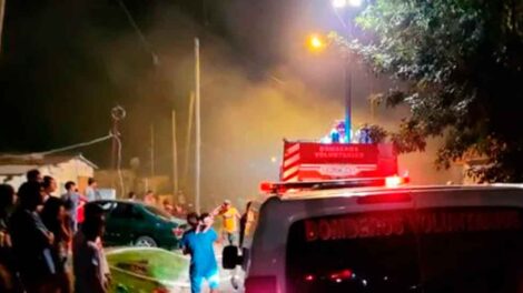 Bombero fue hospitalizado tras el incendio de una vivienda
