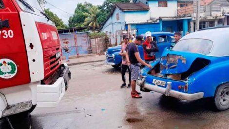 Accidente entre camión de bomberos y almendrón