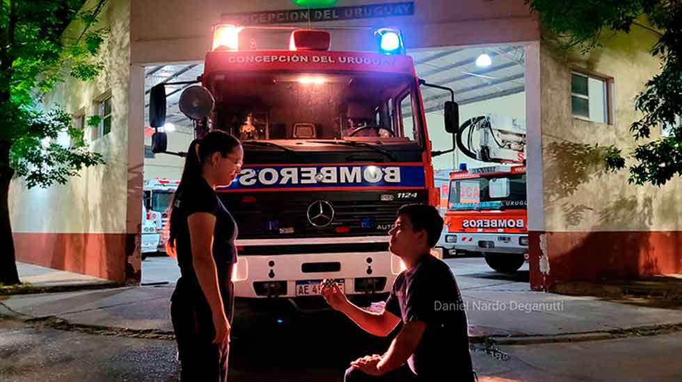 Bombero le pidió casamiento a su compañera frente al cuartel
