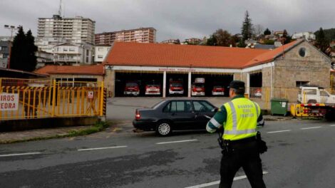 Un coche bloqueo la entrada y salida del parque de bomberos de Pontevedra