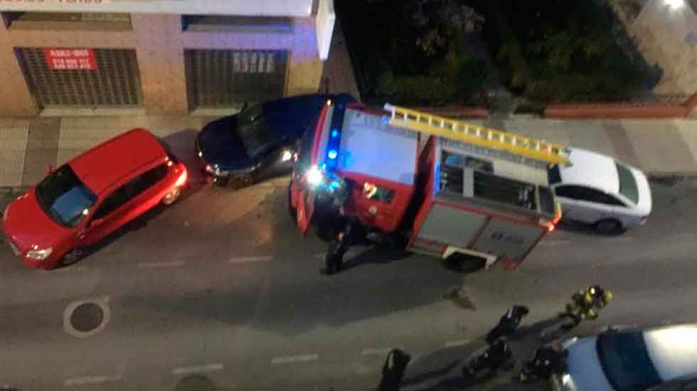 Un camión de los bomberos choca con tres vehículos aparcados