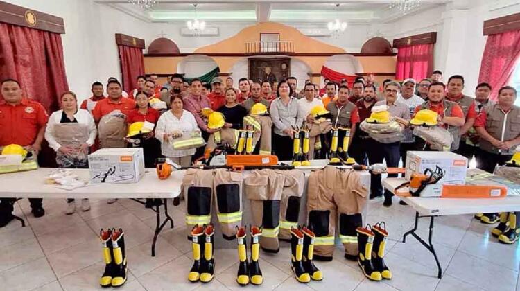 Equipo y uniformes para bomberos de San Andrés Tuxtla