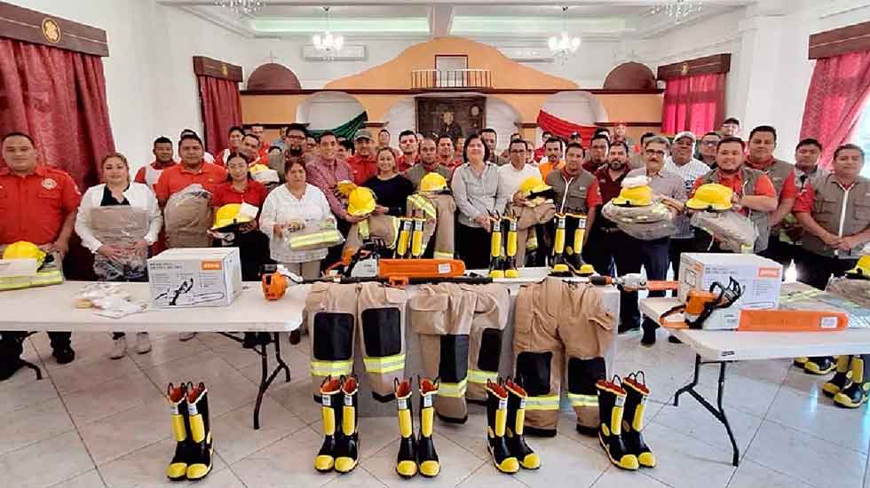 Equipo y uniformes para bomberos de San Andrés Tuxtla