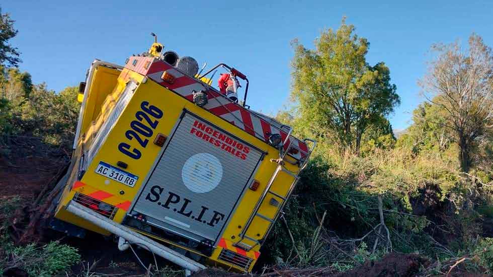 Camión quedó en situación inestable mientras realizaba recorrida