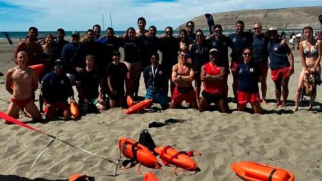 Bomberos de Rada Tilly se capacitaron con guardavidas locales