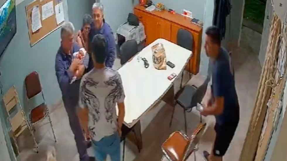Bomberos Voluntarios de Centenario salvaron a un bebé de 3 días