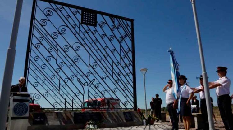 Se emplazó en Madryn un nuevo monumento a los bomberos mártires