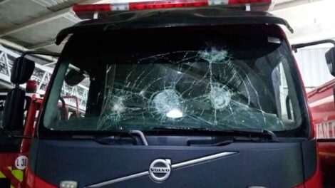 Atacan a bomberos durante emergencia y queman tres casas