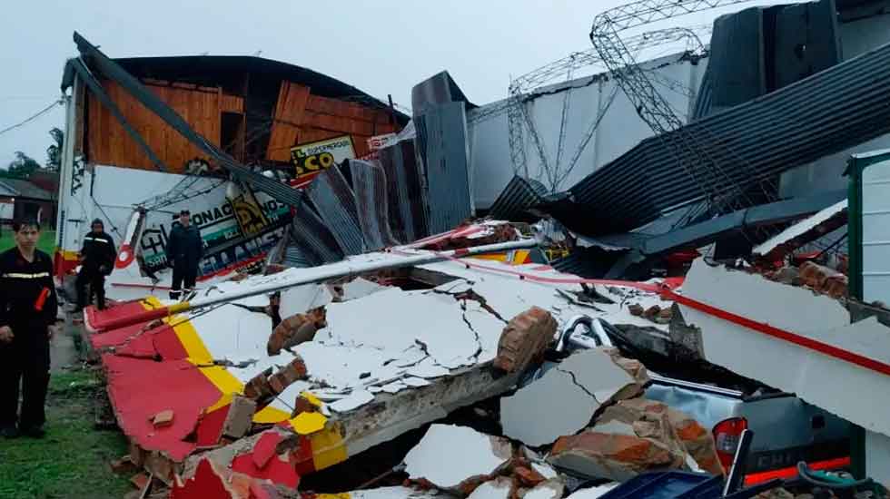 Bomberos buscan recuperar vehículos y parte del cuartel