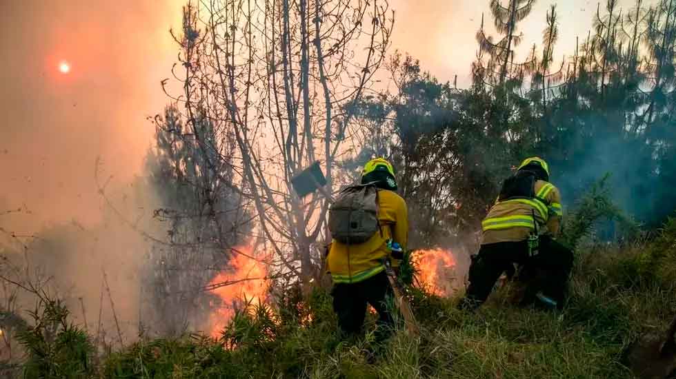 Dos bomberos que atendían incendio resultaron heridos