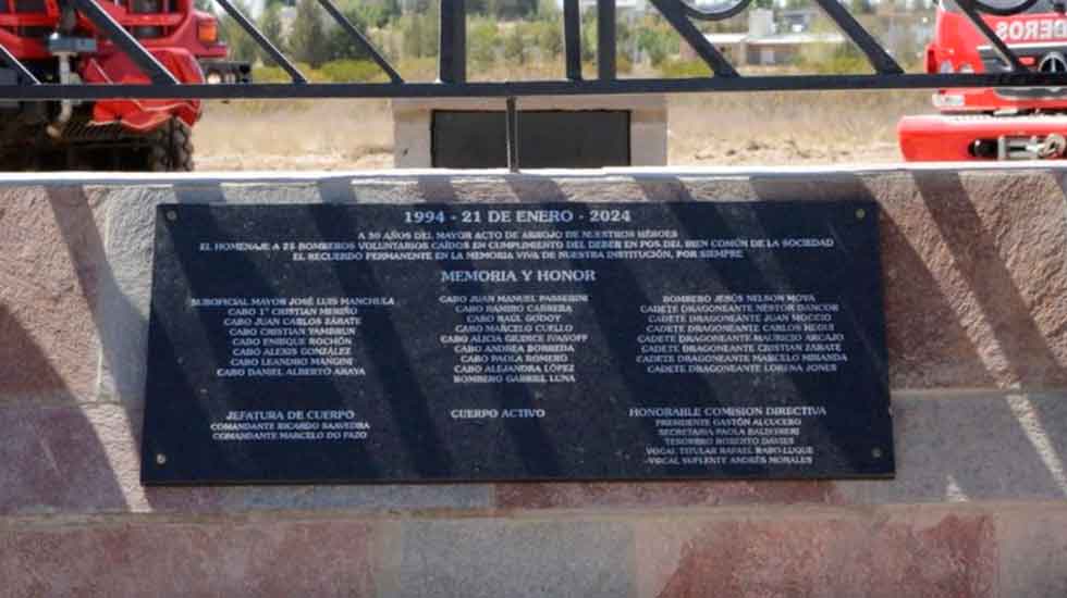 Se emplazó en Madryn un nuevo monumento a los bomberos mártires