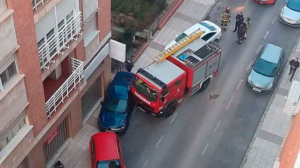 Un camión de los bomberos choca con tres vehículos aparcados