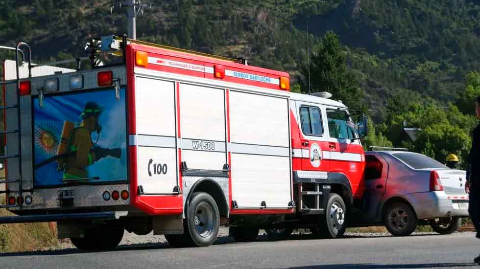 Un camión de Bomberos chocó contra un auto particular