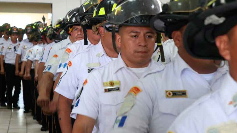 Bomberos reciben certificación internacional en salvamento acuático