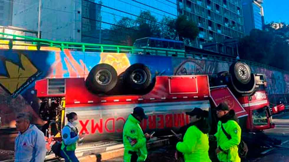 Tres bomberos heridos al volcar camión cisterna que iba a atender un incendio