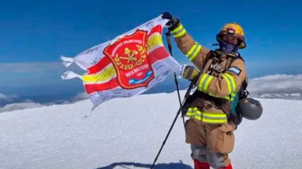 Bombero voluntario hizo cumbre en el Lanín para concientizar