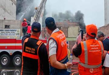 Tres bomberos heridos en gran incendio en Lima