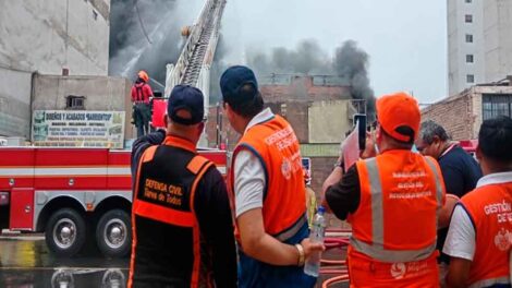 Tres bomberos heridos en gran incendio en Lima