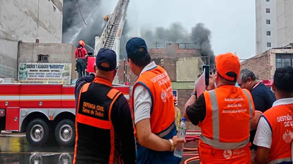 Tres bomberos heridos en gran incendio en Lima