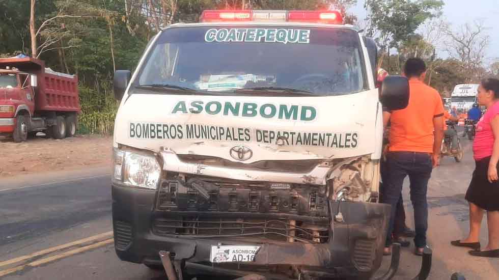 Una unidad de Bomberos colisionó contra un camión de volteo