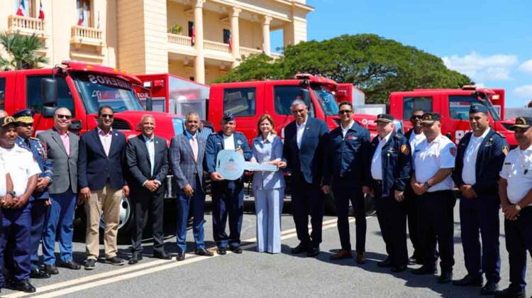 Entregan camiones a distintos cuerpos de bomberos del país