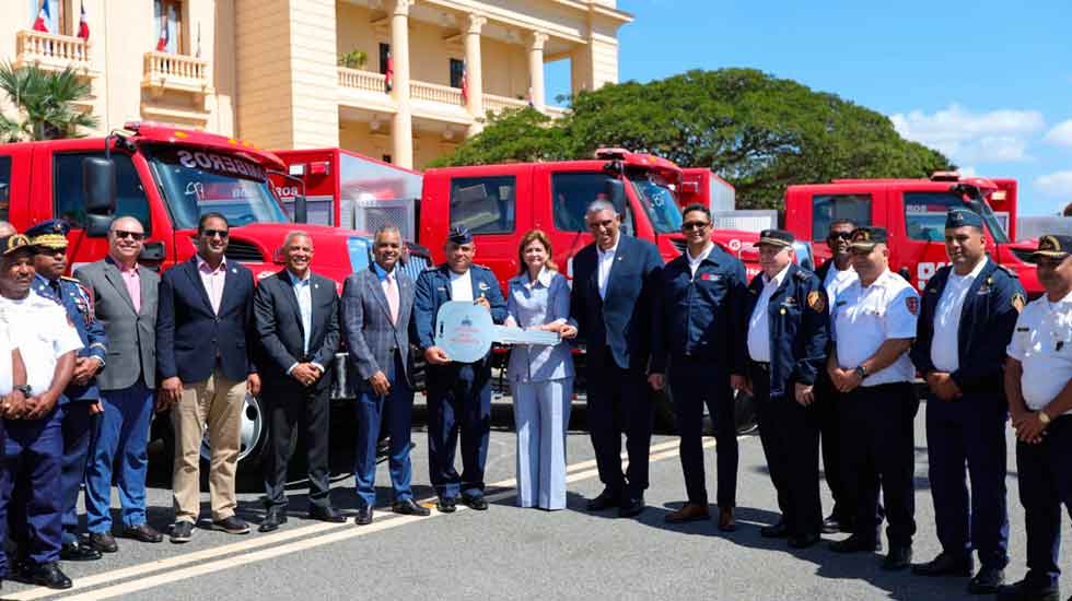 Entregan modernos camiones a distintos cuerpos de bomberos del país
