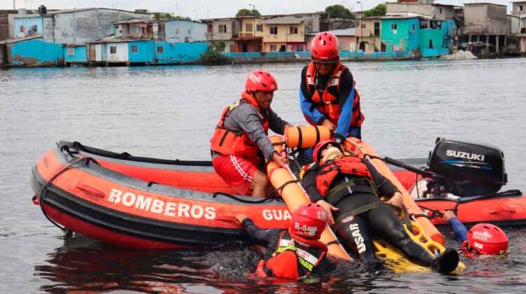 Francia dona cinco botes a los bomberos de Ecuador 