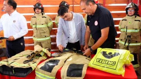 Bomberos de Arica recibe equipamiento entregado por el Gobierno Regional
