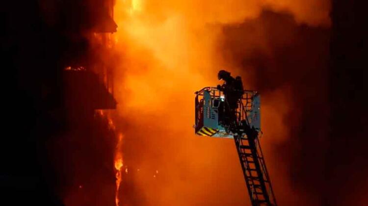 Los bomberos defienden su actuación en el incendio de Campanar