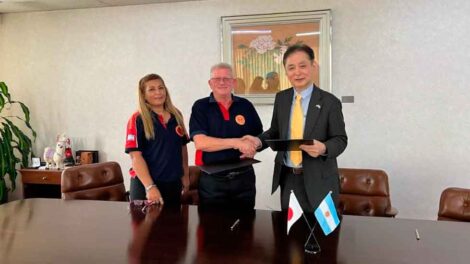 El gobierno de Japón dona dos autobombas a los bomberos voluntarios