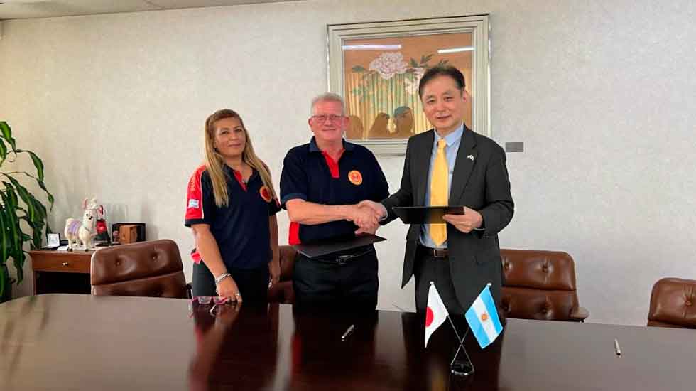 El gobierno de Japón dona dos autobombas a los bomberos voluntarios