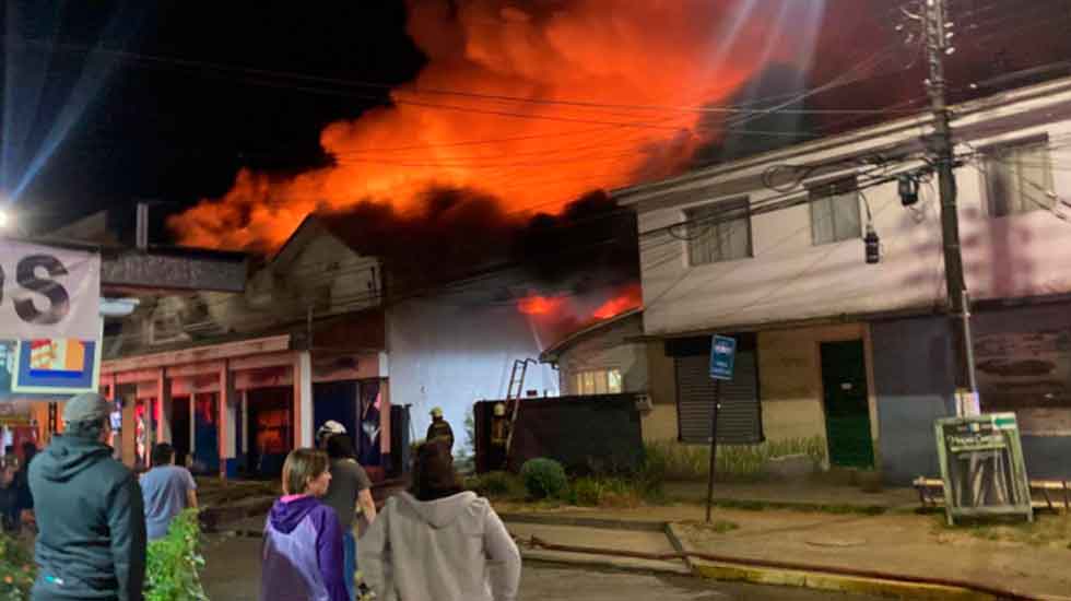Gigantesco incendio: dos bomberos resultaron heridos