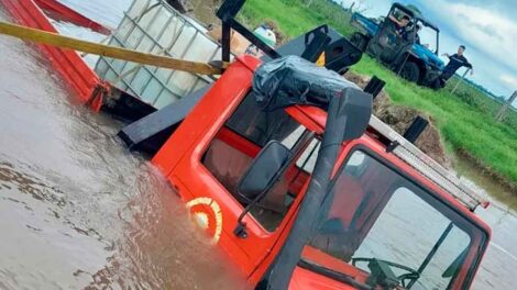 Camión de Bomberos se hundió y el personal tuvo que ser rescatado