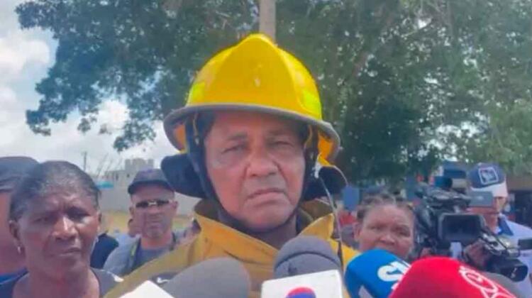 Cuatro bomberos resultaron afectados en incendio en La Victoria