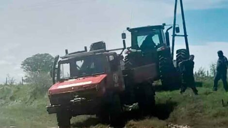 Bomberos extrajo la unidad Unimog que se había sumergido en zona rural