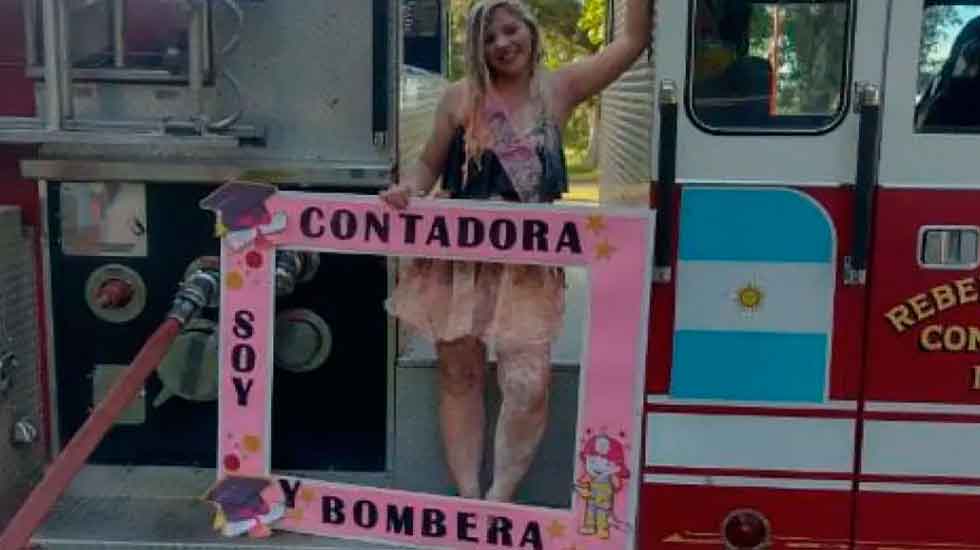 Es bombera voluntaria y recientemente se recibió de contadora