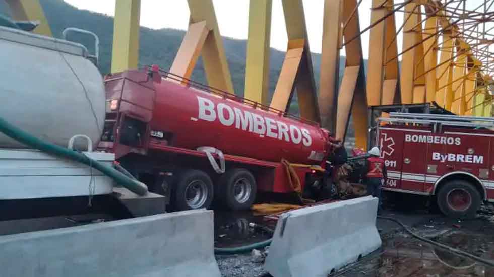 Muere paramédica en incendio de varios tráilers en Autopista
